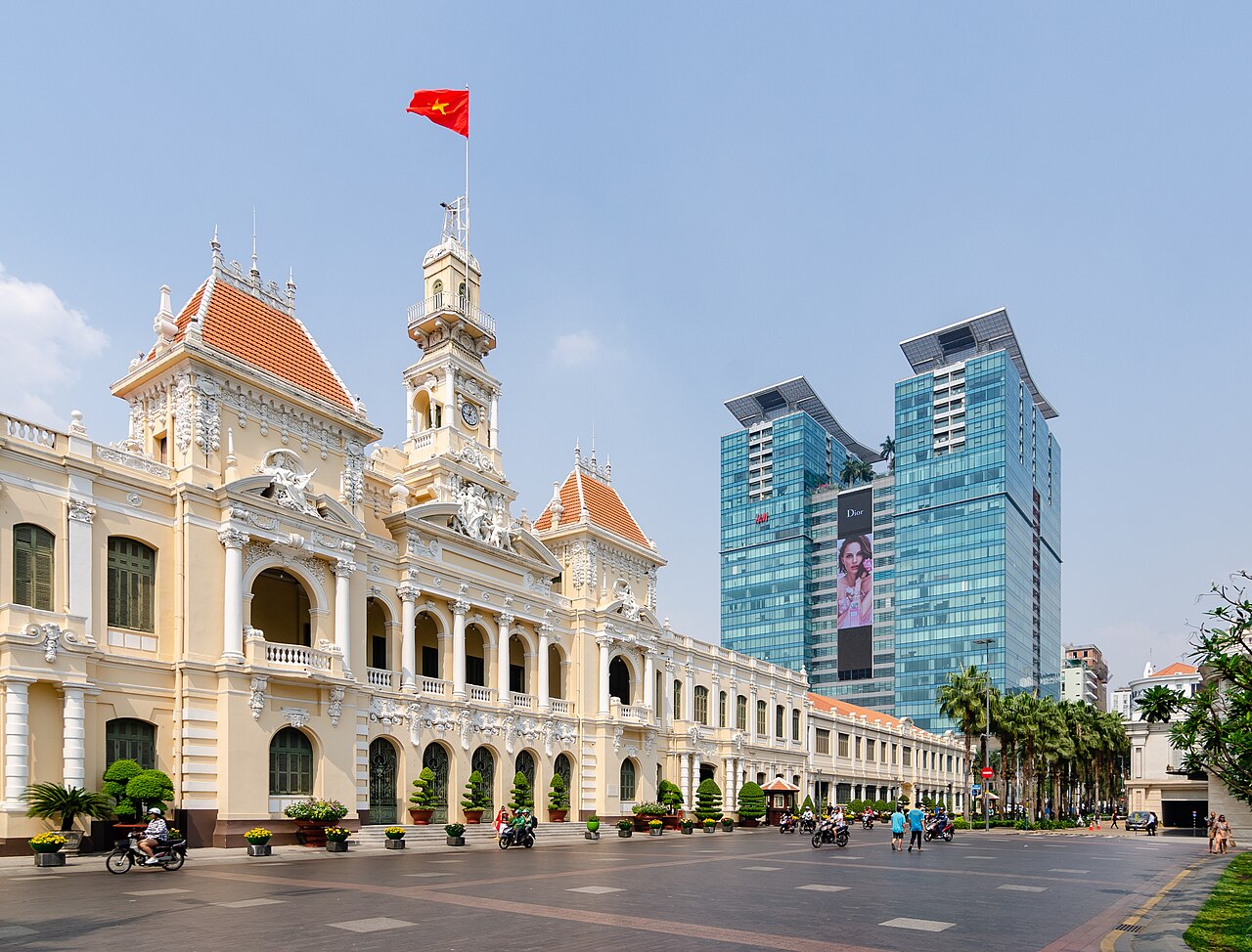晴天的胡志明市政厅与街道
