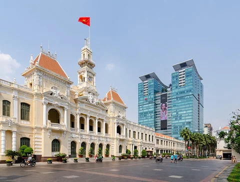 晴天的胡志明市政厅与街道
